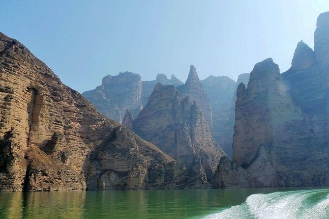 Lanzhou Private Day Tour: Binglingsi Grottoes and Liujiaxia Gorge