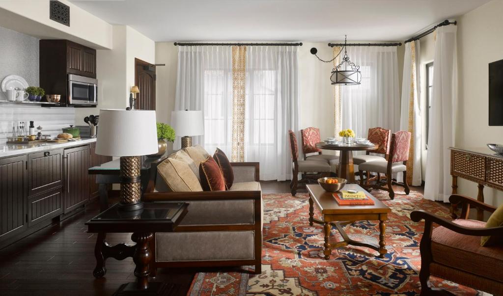Plaza La Reina Review